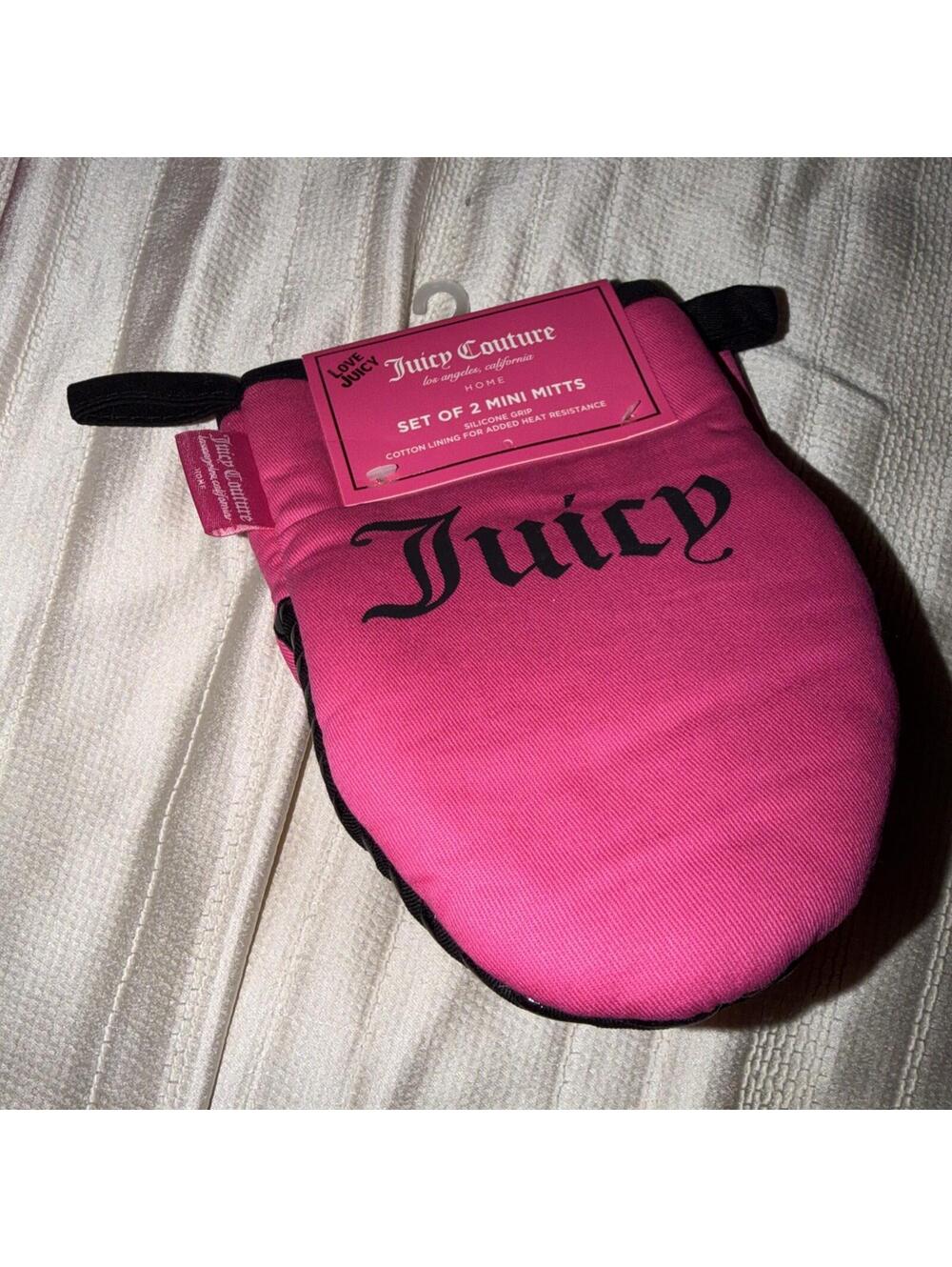 New Juicy Couture Set Of 2 Oven Mitts In Pink